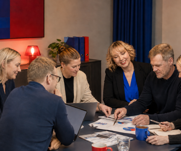 Jessica Juhola ja yritystiimi rakentavat kasvun tiekarttaa työpajassa.
